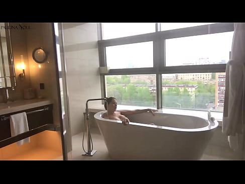 ❤️ عزیزم فوق العاده با شور و شوق بیدمشک خود را در حمام تکان می دهد ❤️❌ سکس در ما ❤