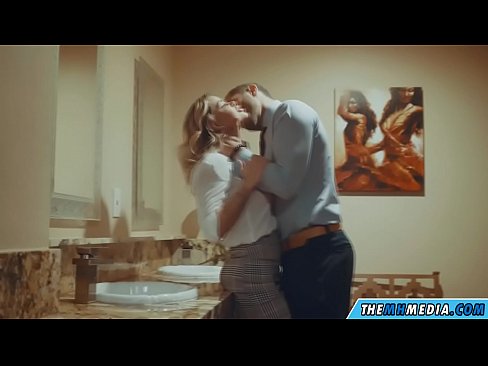 ❤️ وقتی یک بلوند بی تنه شما را در یک دستشویی عمومی اغوا می کند ❤️❌  سکس در ما ❤